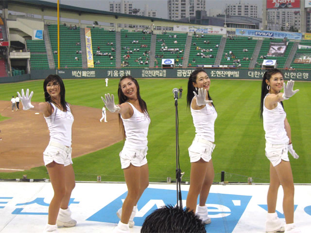 korean-baseball-cheerleaders-2.jpg